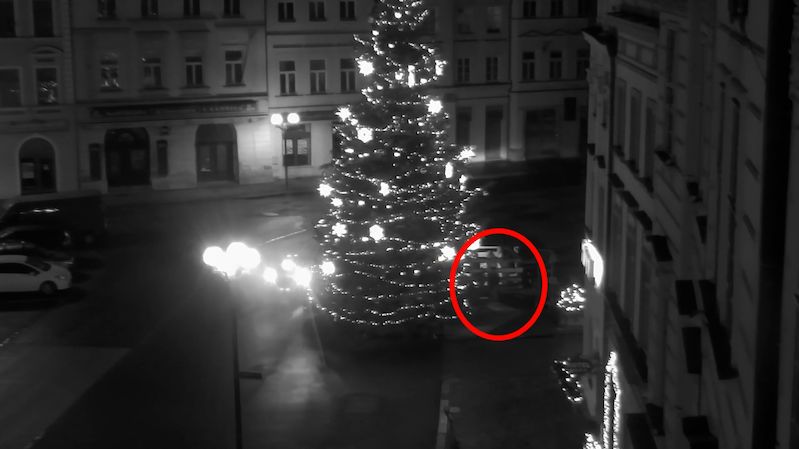 Velká vánoční krádež: Neznámý zloděj ukradl hvězdu z 15 metrů vysokého stromu